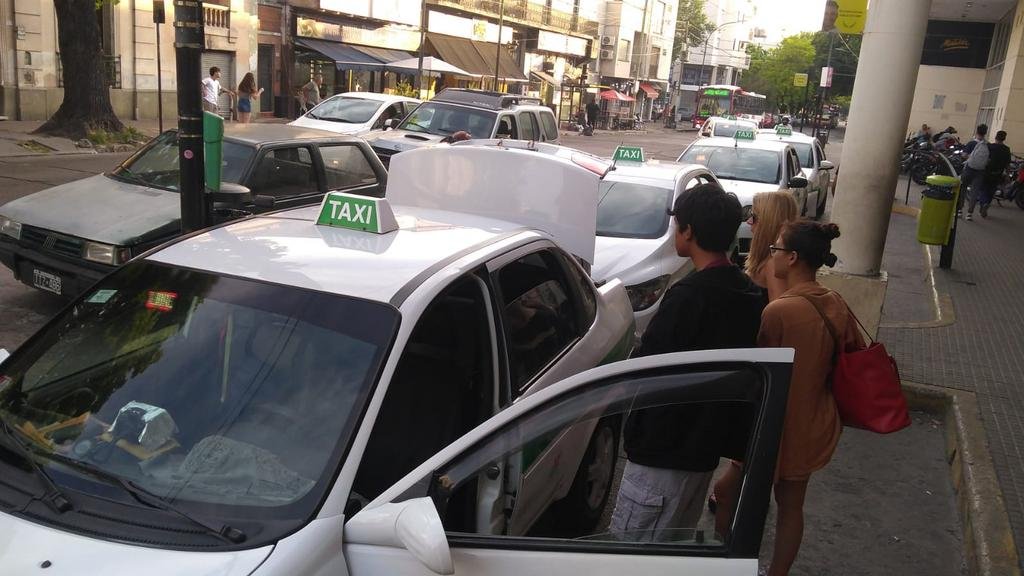 Aprobaron la suba del taxi: la bajada ahora cuesta 450 pesos y la ficha $50