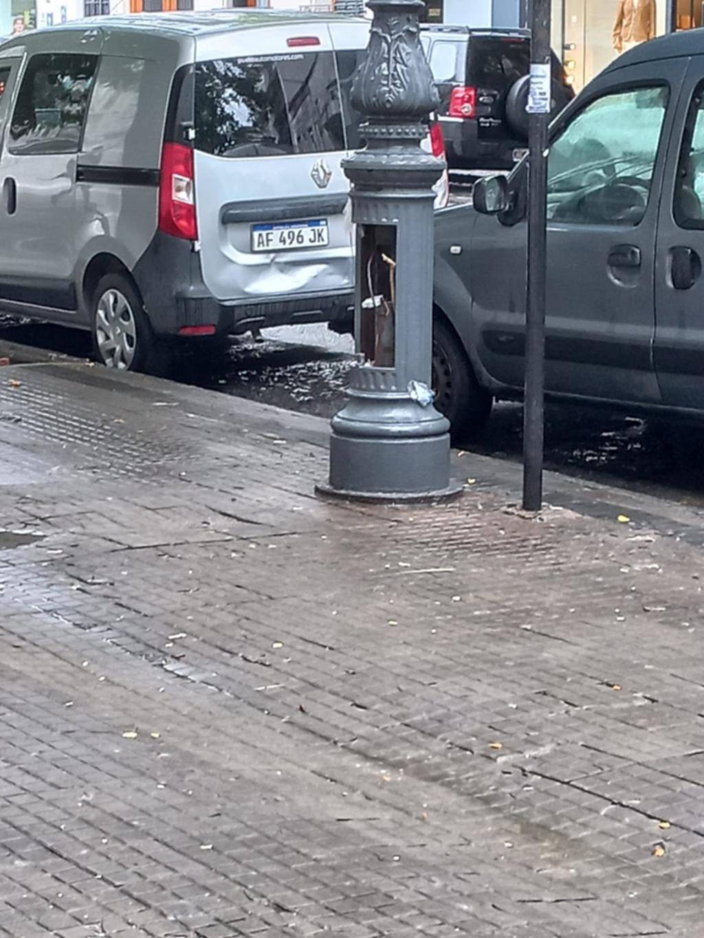 Riesgosa instalación eléctrica a metros de una escuela