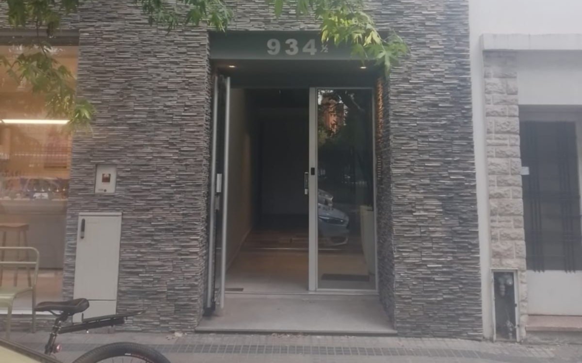 Conmoción en La Plata por la muerte de una mujer que cayó de un cuarto piso 