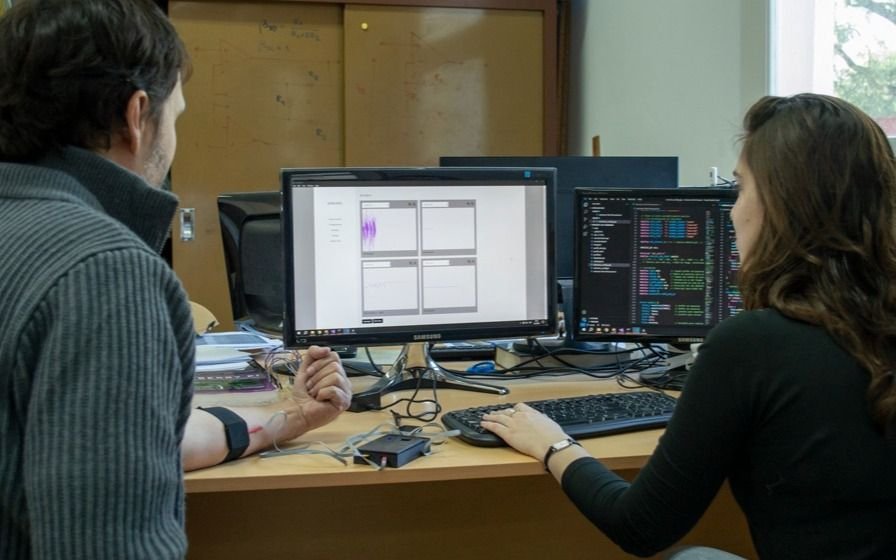 Optimizan un equipo que convierte señales del corazón y de músculos en contenido multimedia