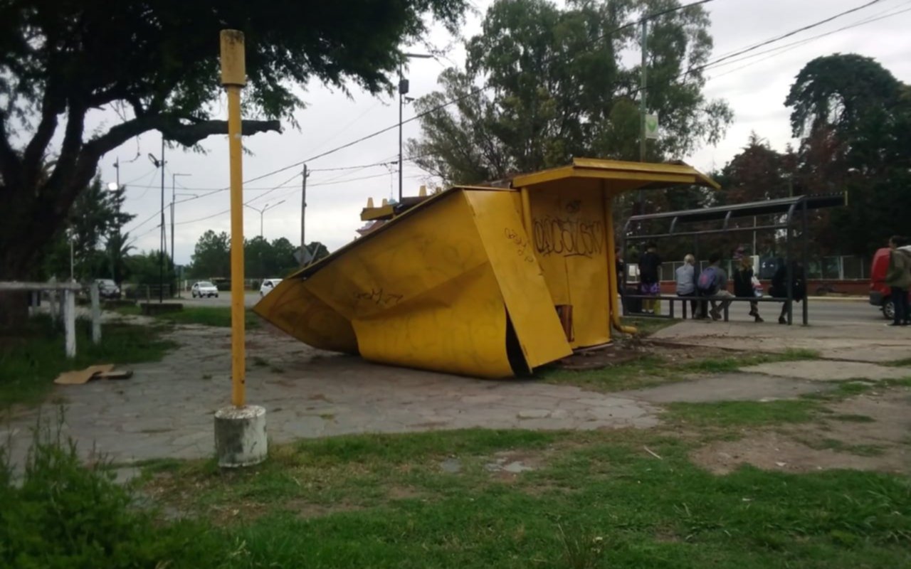 Madrugada accidentada en La Plata: un auto impactó contra un puesto de diarios