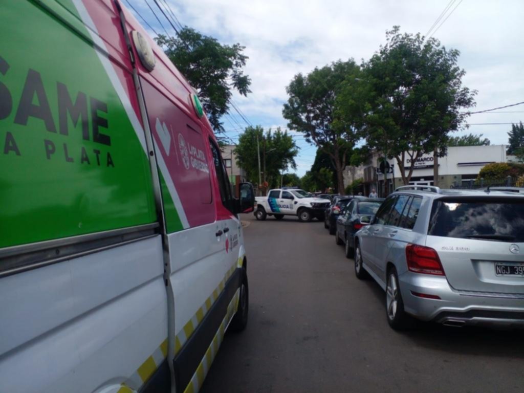 Una ciclista se salvó de milagro tras un accidente en City Bell