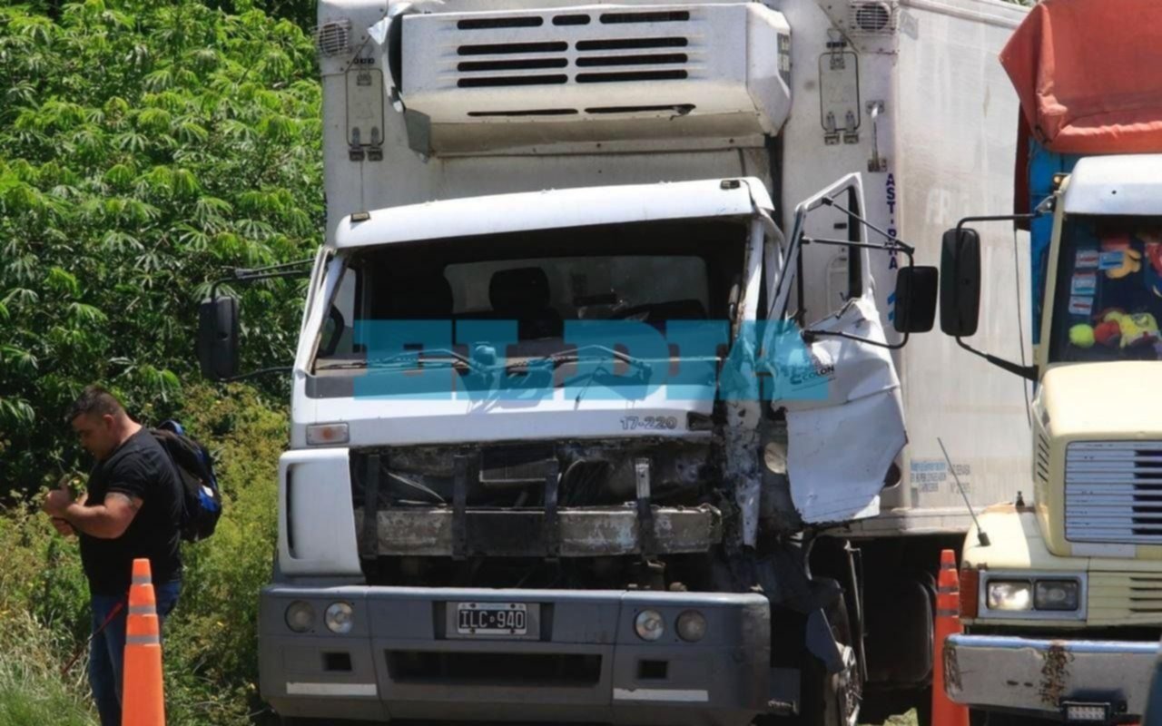 Violento choque entre tres autos y dos camiones en ruta 36, a la altura de City Bell