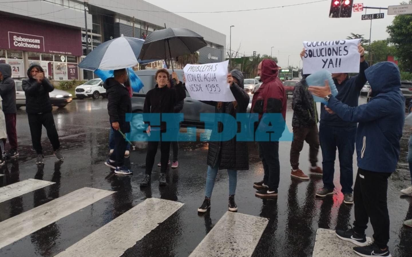"Papá Noel te pedimos...": bajo la lluvia, protestaron en Camino Centenario para pedir agua