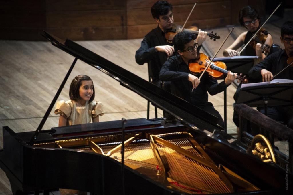 La nena pianista que toca con peluche vuelve al Argentino