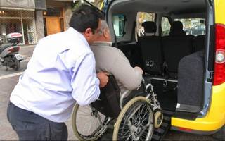 Se movilizan transportistas de personas con discapacidad: "Nos pagan poco y con meses de demora"