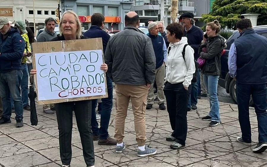 Azul aprobó una nueva tasa municipal y el campo está que arde: irán a la Justicia contra el "impuestazo"