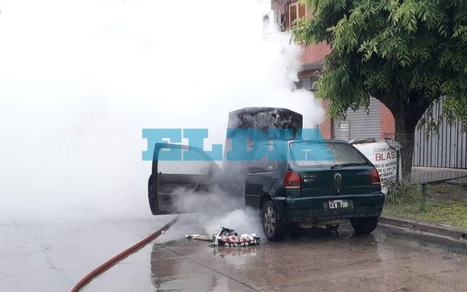 Susto y revuelo por incendio de un auto en Tolosa