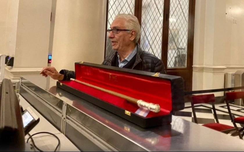 El bastón presidencial que usará Javier Milei ya está en Casa Rosada: lo entregó Pallarols en persona
