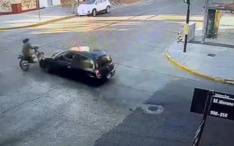 Buscan conductor que pasó en rojo y chocó a una moto en Quilmes