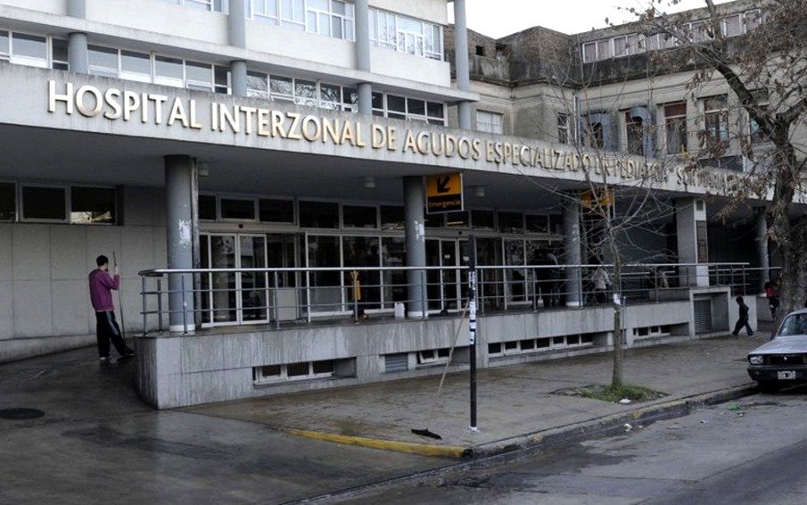 La Plata: una nena de dos años herida de un disparo tras manipular un arma que encontró en la casa