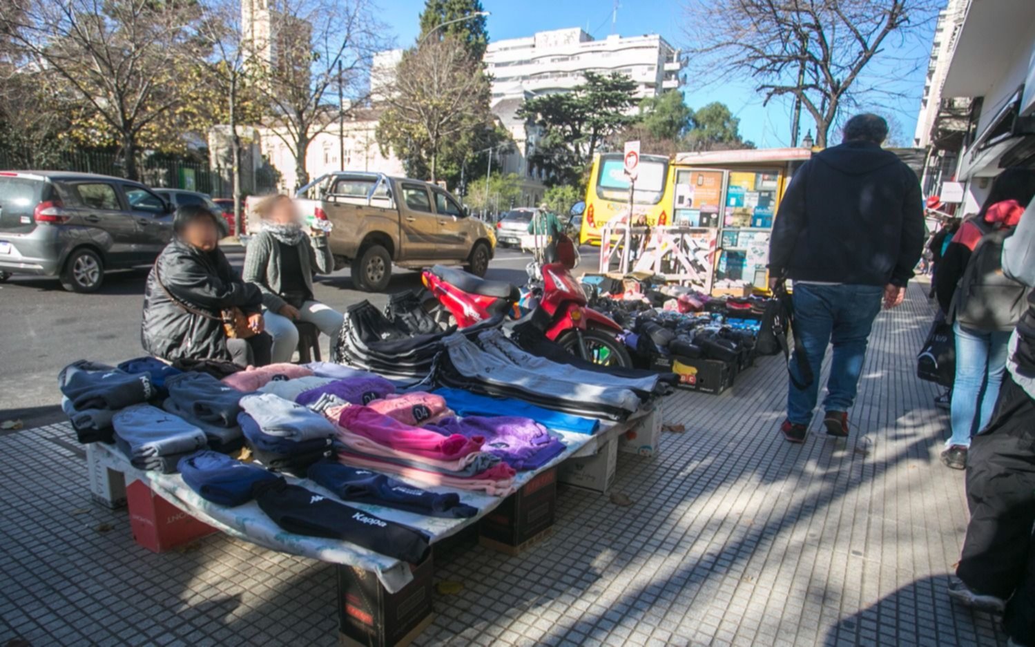 Fuerte suba en la cantidad de puestos de venta ilegal callejera en La Plata: las cifras oficiales 
