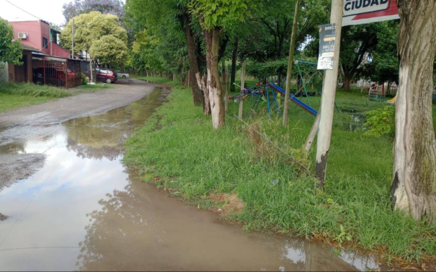 Preocupación por los "lagos" de agua servida en el barrio 19 de Febrero 