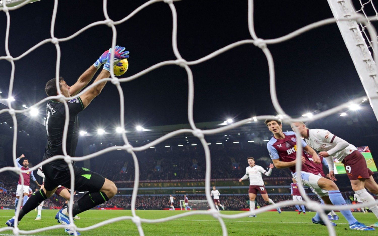 VIDEO. Manchester City cayó ante el Aston Villa de "Dibu" Martínez que tuvo una bestial doble atajada