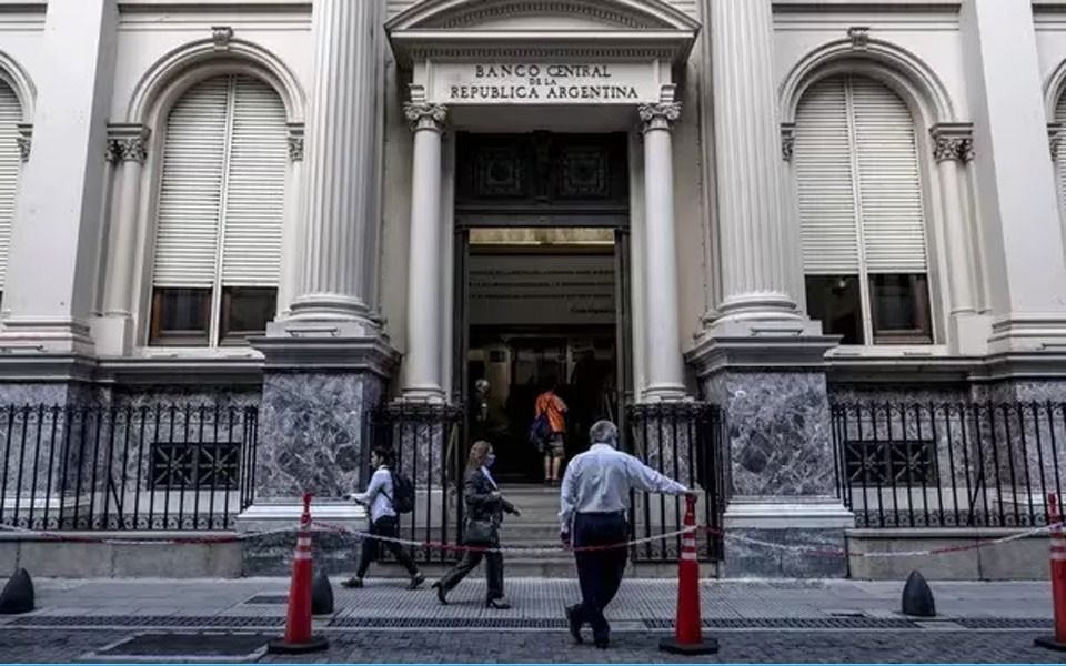 Antes de la asunción de Milei, el BCRA devaluó 6% y el dólar oficial pegó un salto