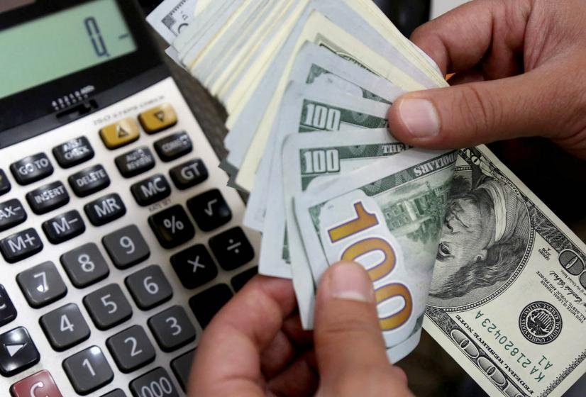 Avanzó la devaluación: el dólar oficial aumentó a $400