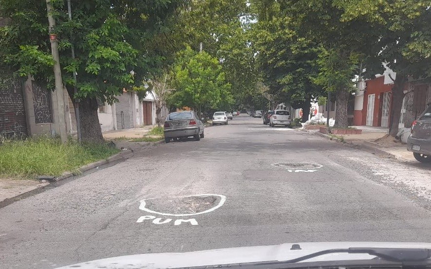 "Pum" y "Paf": un grupo de vecinos señalizó dos super baches en una calle de La Plata