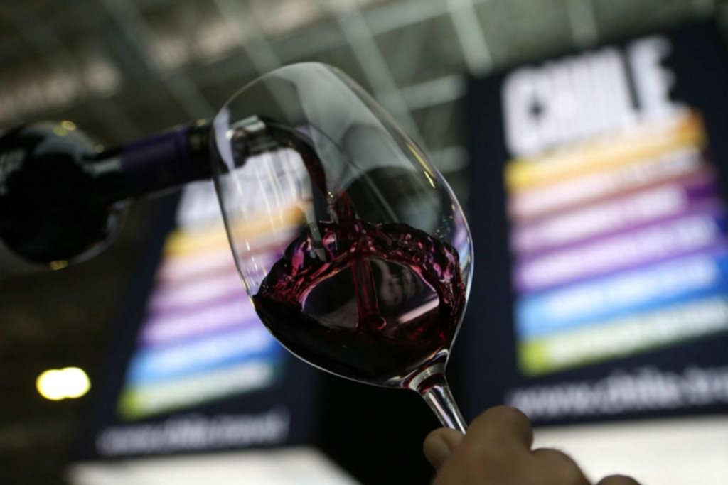 Por qué a algunas personas les causa dolor de cabeza beber vino tinto, aunque sea una copita
