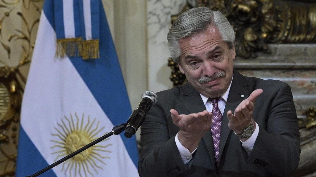 Alberto Fernández deja la presidencia con el país empapelado de billetes