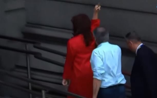 La asunción de Javier Milei.- "Fuck you", el polémico gesto de Cristina Kirchner al entrar al Congreso