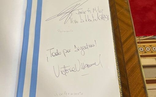 "Viva La Libertad, carajo", firmó Milei en el libro de honor del Congreso