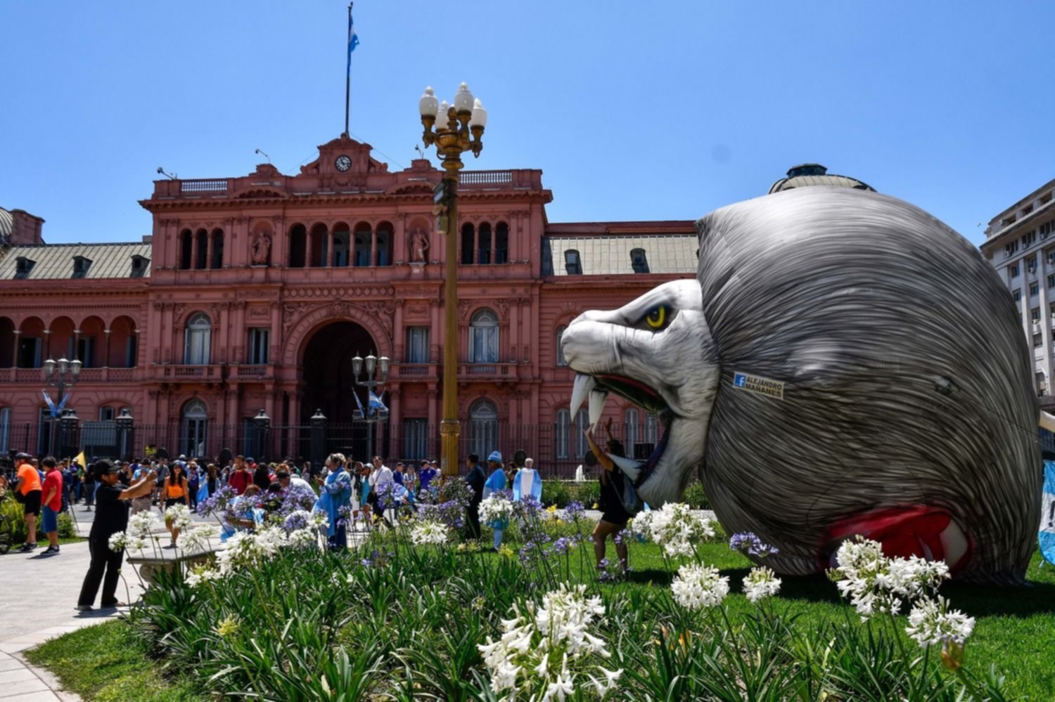 Alejandro Mañanes, el artista platense que se hizo presente en la asunción de Javier Milei