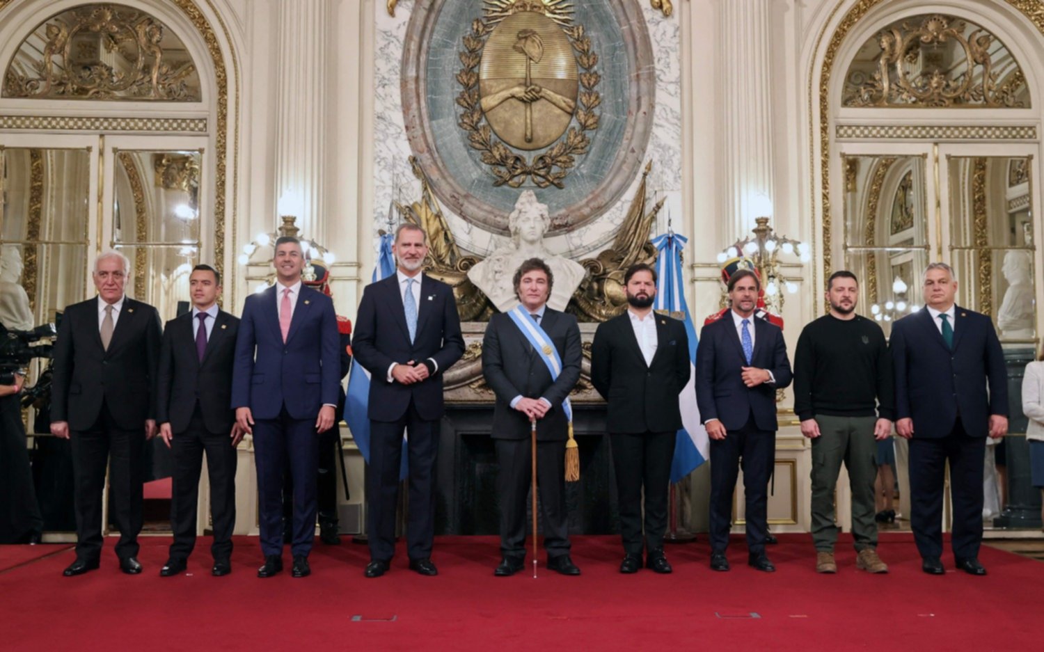 Javier Milei saludó a los mandatarios extranjeros en el Salón Blanco de la Casa Rosada