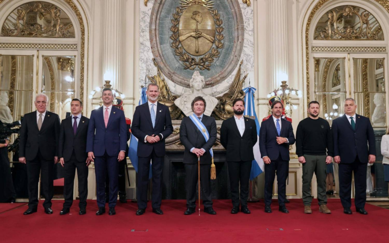 Javier Milei saludó a los mandatarios extranjeros en el Salón Blanco de la Casa Rosada