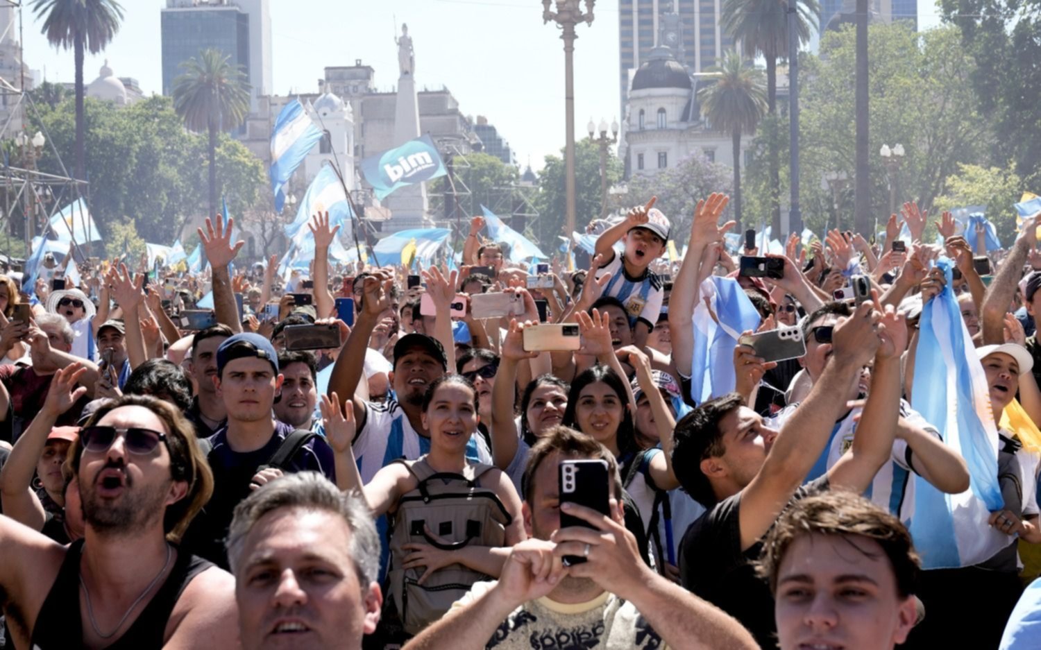 Banderas argentinas y carteles: el color de la Plaza de Mayo