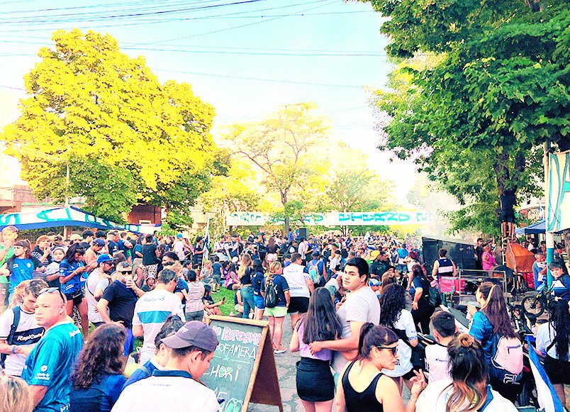 En Plaza Malvinas los triperos festejaron el Día del Hincha