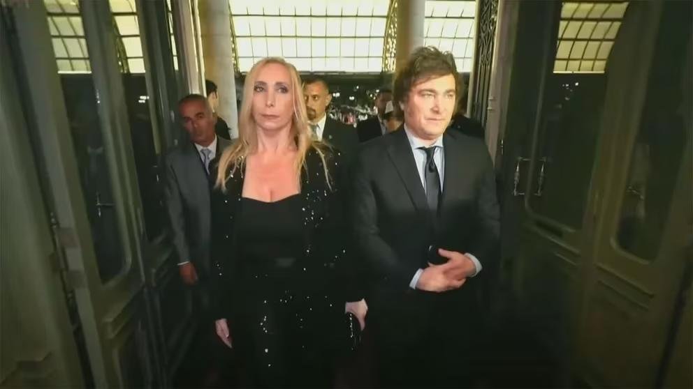 Milei en el Colón: eligió Balada para un loco y se sentó sin Fátima