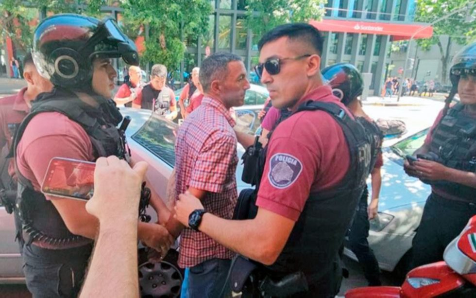 Detuvieron al hombre acusado de tirar un botellazo contra el presidente Javier Milei