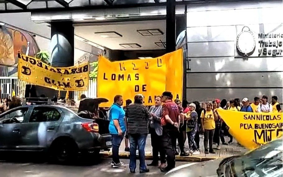 Sin cortar la calle y sobre la vereda, Raúl Castells encabeza el primer piquete contra el Gobierno de Javier Milei