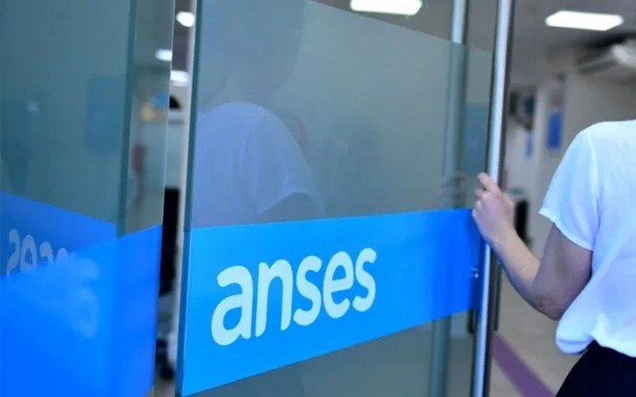 Aumentos de AUH y Tarjeta Alimentar: los anuncios del gobierno de Milei