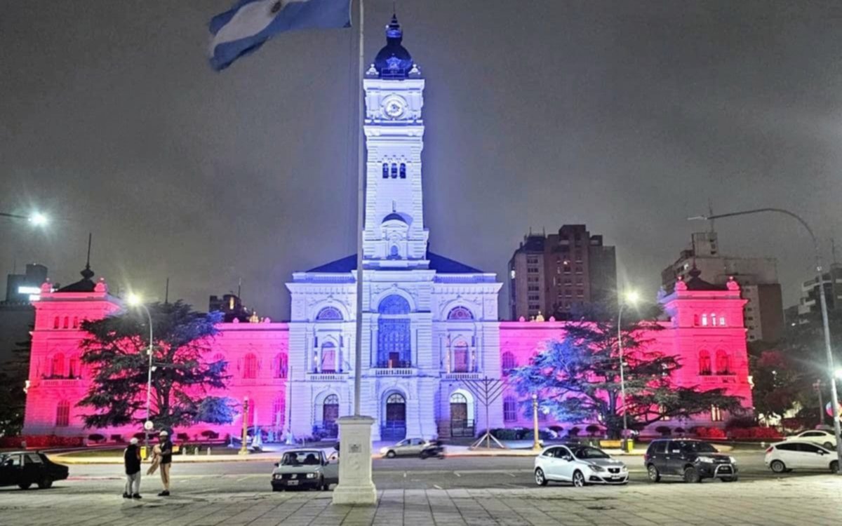 Rojo y blanco: el palacio Municipal se iluminó al tono del Pincha