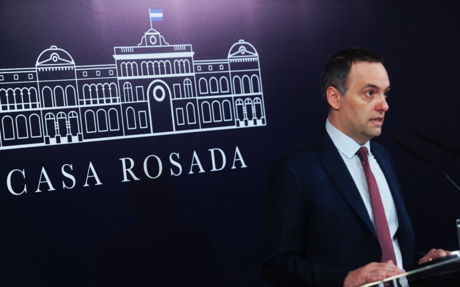 El Gobierno anunció que venderán autos y aviones oficiales