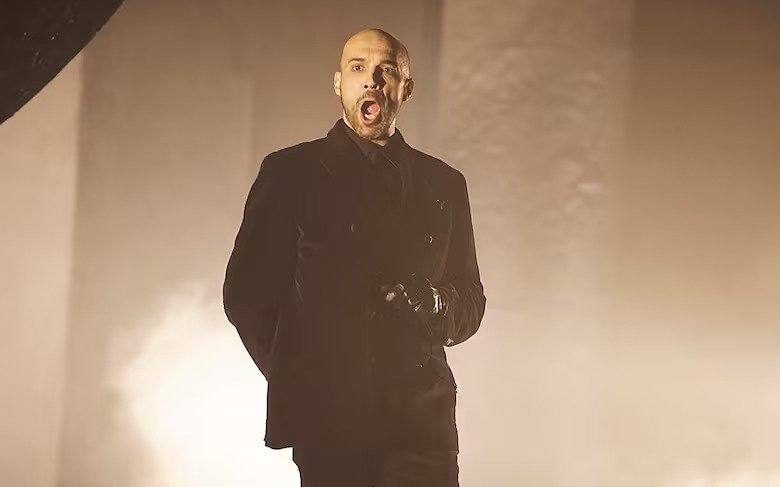 Un cantante lírico del Teatro Argentino fue despedido por posteos en sus redes