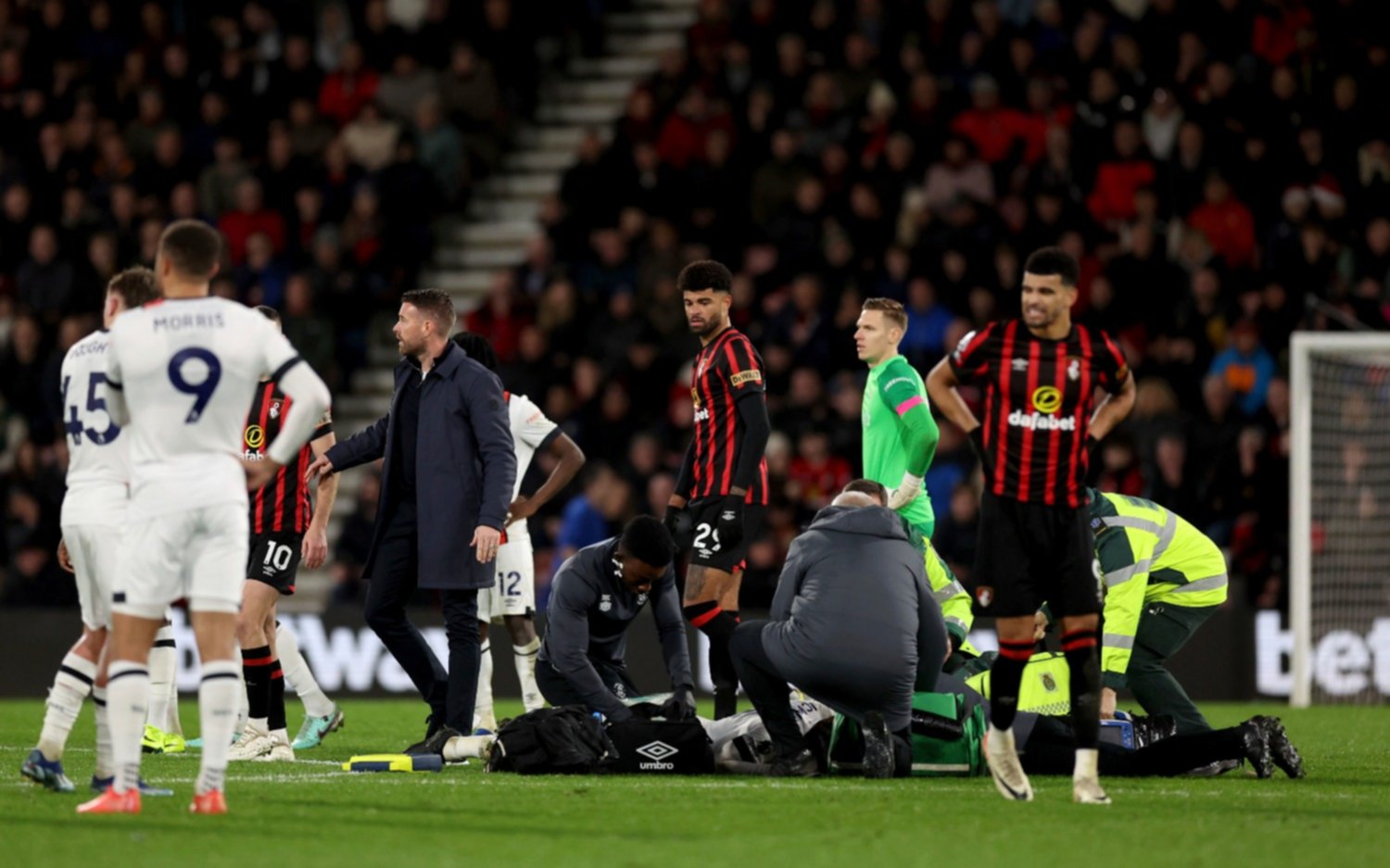 VIDEO. Un jugador de Luton Town sufrió un paro cardíaco durante un partido de la Premier League 