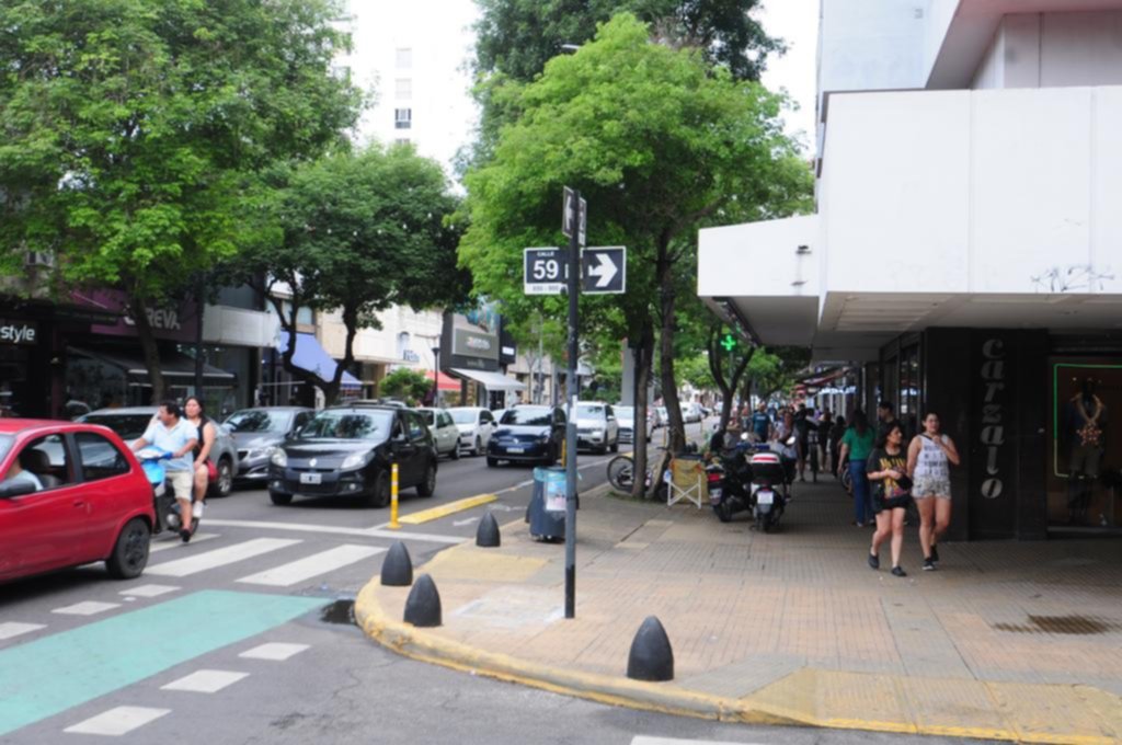 El comercio recibe a las Fiestas con la tradicional “noche de los regalos”