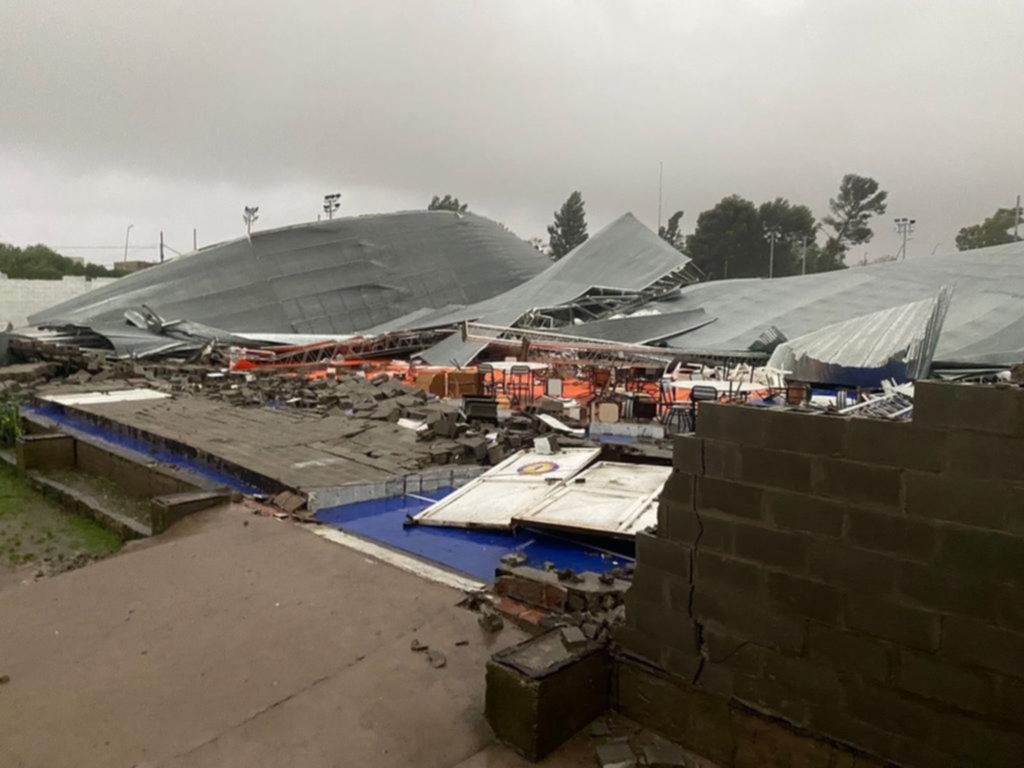 VIDEO. Un trágico temporal en Bahía Blanca dejó al menos 13 muertos,  heridos graves y destrozos