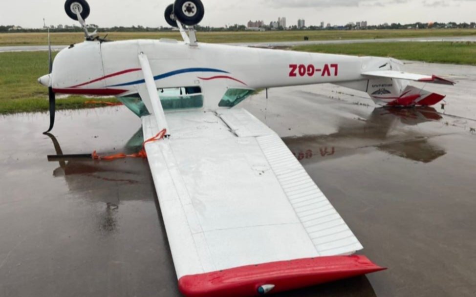 Un avión del Aeroclub de La Plata terminó dado vuelta tras el temporal