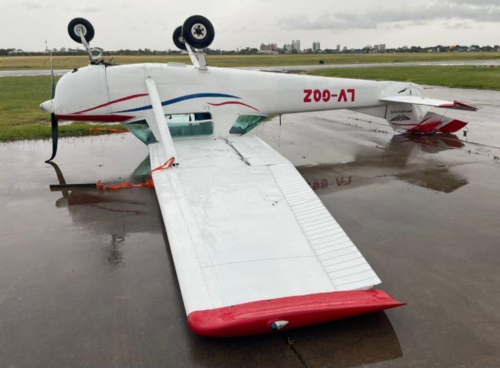 Patas para arriba: las avionetas no se salvaron del viento huracanado