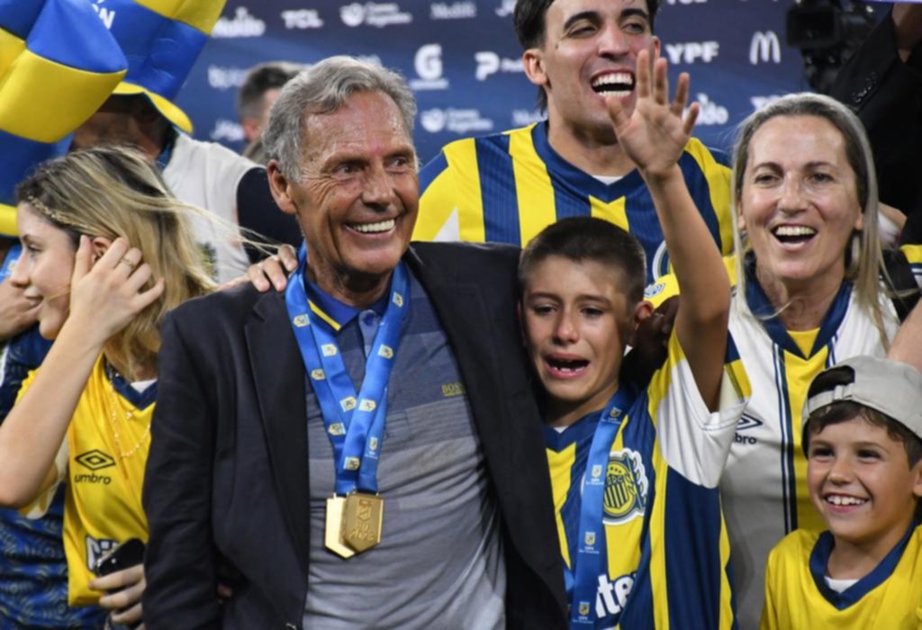 Russo levantó la Copa con Central, pero se acordó de Estudiantes en su festejo