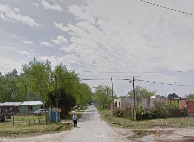 Le dispararon desde una moto cuando estaba con amigos y quedó internado
