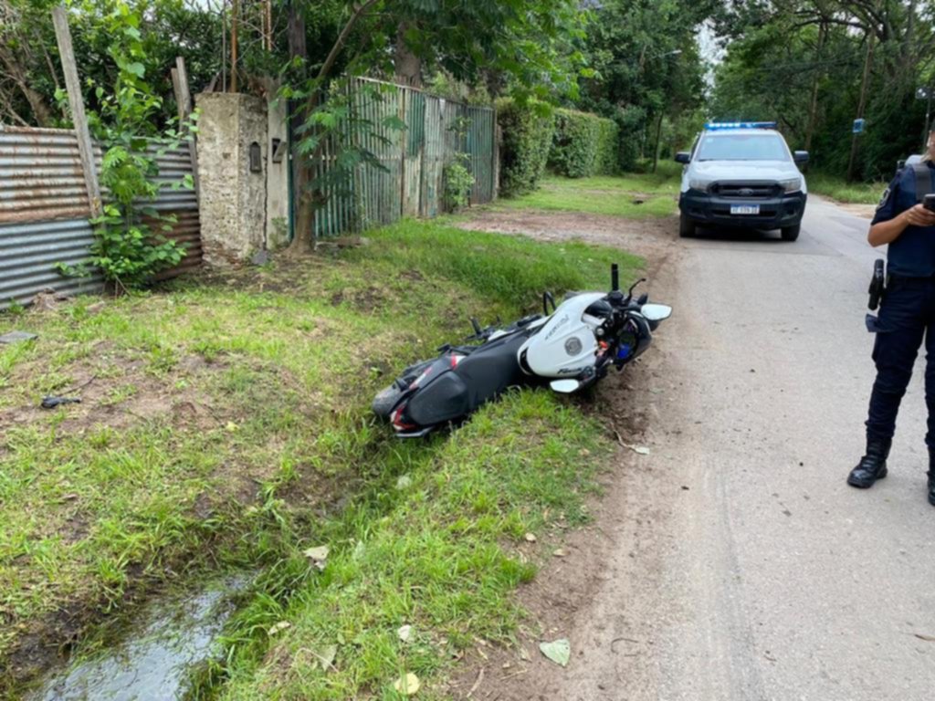 Escapaba de la Policía y terminó en la zanja