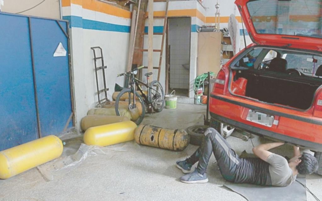 La diferencia de precio con la nafta reflota el interés por el GNC: cuánto sale convertir el auto