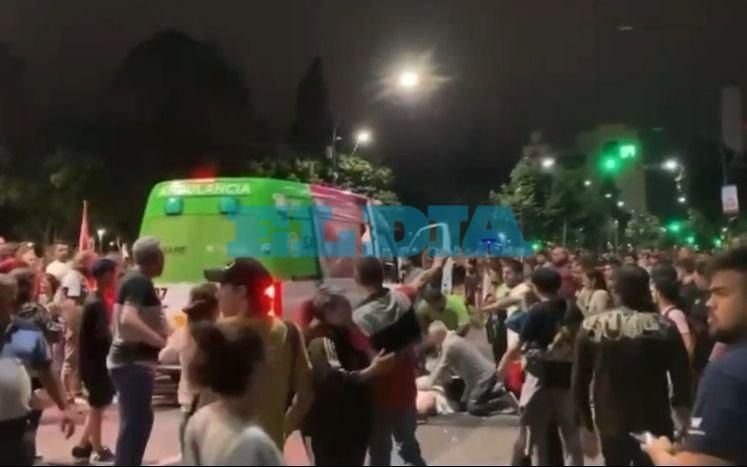 Conmoción en medio del cacerolazo en La Plata: murió un hombre que sufrió un paro cardíaco en 7 y 50
