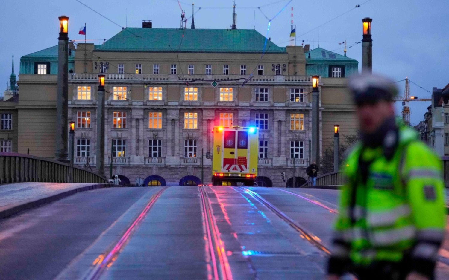 Tirador abrió fuego en una universidad de Praga: al menos 15 muertos
