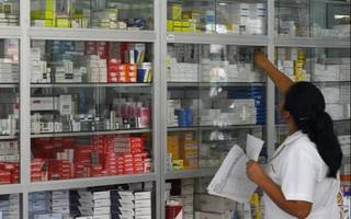 Farmacéuticos: "Los cambios que impone el DNU devalúan totalmente a las farmacias"