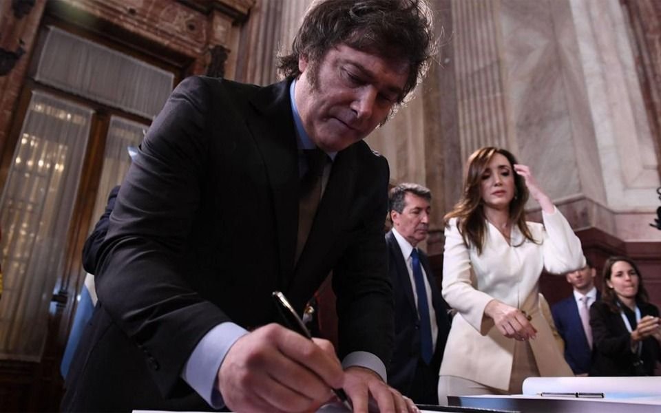 Javier Milei pasa la motosierra en los empleados públicos: no renovará contratos de este año